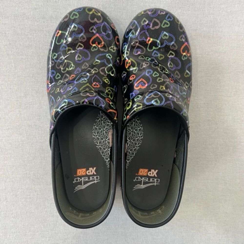 Dansko XP 2.0 Womens 41 Black Patent Multicolor Heart Print Nursing Clogs